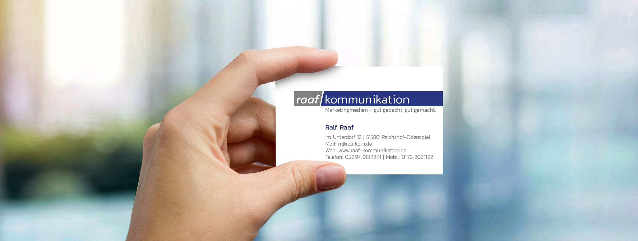 Hand mit Visitenkarte