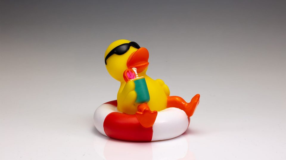 Gummiente im Schwimmring mit Cocktail – bearbeitet