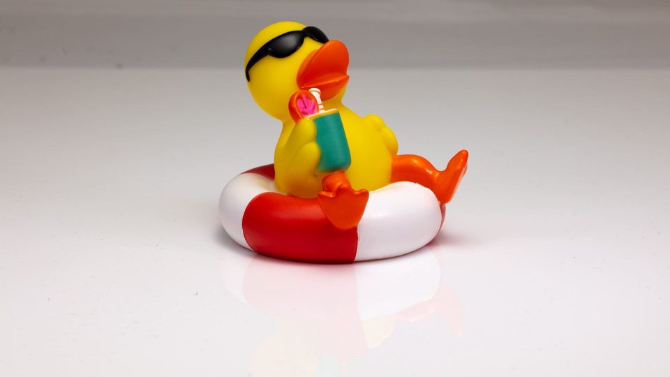 Gummiente im Schwimmring mit Cocktail – Originalaufnahme